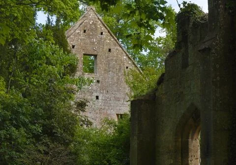 Die Ruinen der Tithe Barn befinden sich auf dem Gelände von Sudeley Castle.. Stock Photos