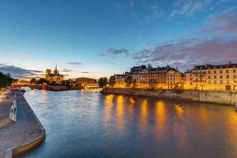 Die Seine with mit der Ile de la Cite in Paris bei Sonnenuntergang Die Sei... Stock Photos