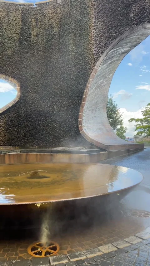 Die SoleArena ein ungewöhnlich geformtes Gradierwerk im Kurpark in Bad Essen. Stock-Footage 281165443
