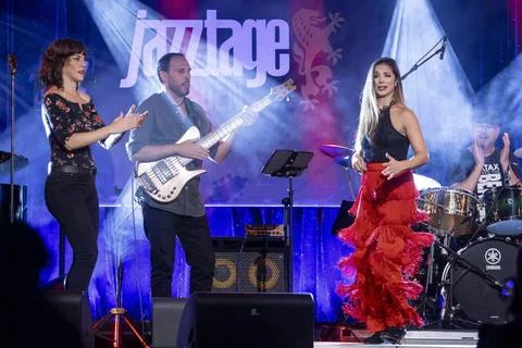  Die spanische Neo-Jazz-Band PATAX mit Aurora Garcia (Gesang), Santiago Gr... Stock Photos