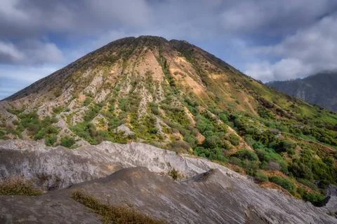 Die üppig grüne Landschaft eines steilen Hügels vor einem atemberaubenden  Stock-Fotos