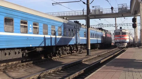 Diesel train arrives at the platform Video stock 59993657
