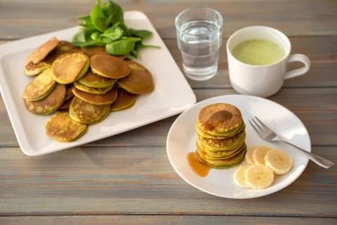 Dietary pancakes with spinach. Stack of pancakes Foto stock