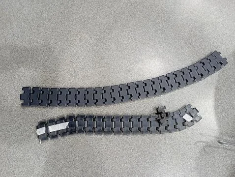The difference between a broken plastic conveyor chain and a new one Foto stock