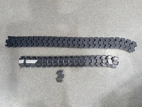 The difference between a broken plastic conveyor chain and a new one Foto stock