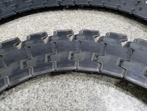 The difference between a broken plastic conveyor chain and a new one Foto stock