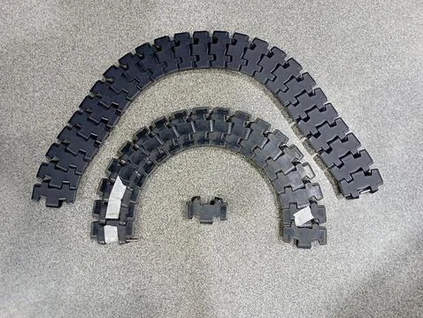 The difference between a broken plastic conveyor chain and a new one Foto stock