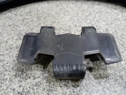 The difference between a broken plastic conveyor chain and a new one Foto stock