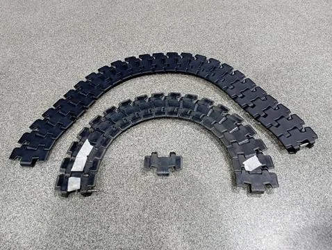 The difference between a broken plastic conveyor chain and a new one Foto stock