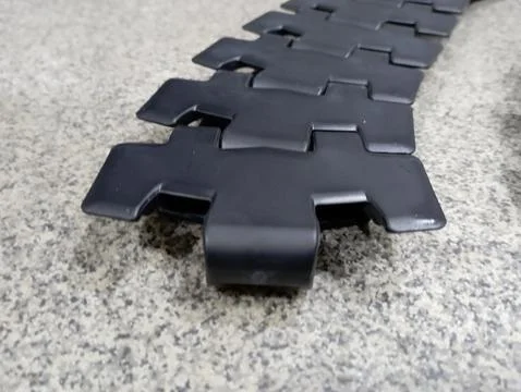 The difference between a broken plastic conveyor chain and a new one Foto stock