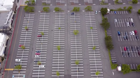 Difference between retail and grocery stores parking lot during coronavirus. Stock-Footage 129641502