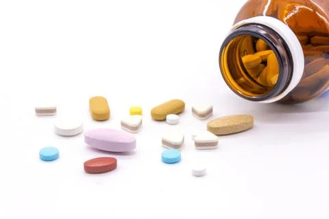 Difference tablets pills heap mix isolated on white background. Foto stock