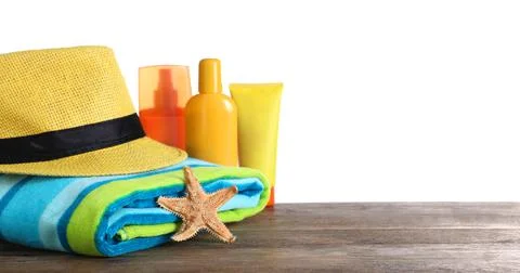 Different beach objects on wooden table against white background. Space for t Fotos de archivo