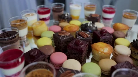 Different cakes on the table Vídeos de archivo 220304222