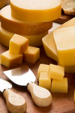 Different cheeses on a cutting board. Foto stock