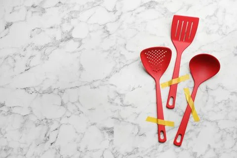 Different clean kitchen utensils on marble background, flat lay. Space for te Stockfoto's
