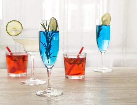 Different cocktails in front of window Foto stock