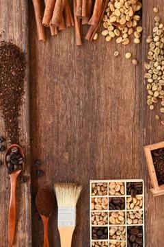 Different coffee beans in a rectangular box Foto stock