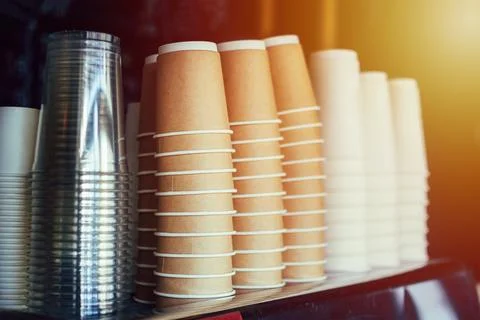 Different coffee cups stacked in a pile Foto stock