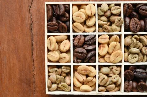 Different coffee forms in wooden box Foto stock