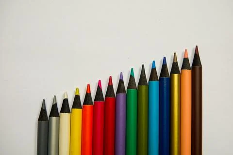 Different colored crayons arranged in a row next to each other. Foto stock