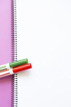Different colored felt pens on blank page Foto stock