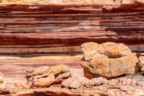 Different colored layers of sediment rock at the coast of Kalbarri National P Foto stock