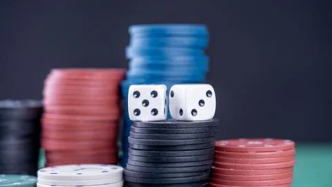 Different colored poker chips on the table in close-up. Dice playing on chi.. Foto stock