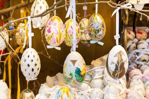 Different colorful painted Easter eggs on the tree at traditional European ma Foto stock