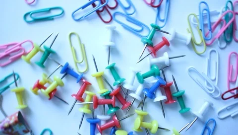 Different colors of buttons in motion on a white table surface Vídeo Stock 90641321