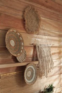 Different decorative elements on wooden wall indoors. Interior design Foto stock