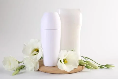 Different deodorants and beautiful eustoma flowers on white background 스톡 사진