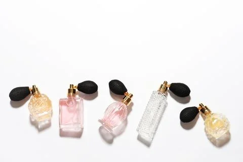 Different elegant perfume bottles on white background, top view Fotos Stock
