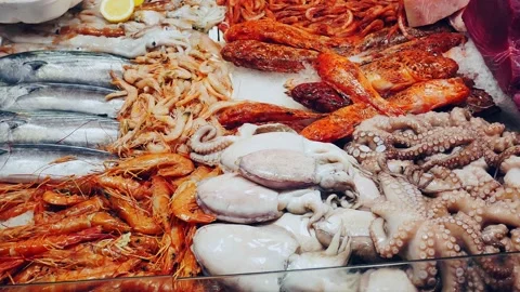 Different freshly caught shellfish ready for the fish market stalls Vídeo Stock 153327698