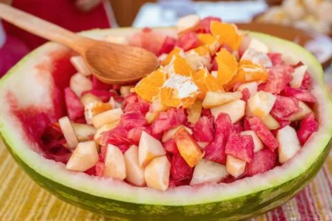 Different fruit cutted pieces in the melon Foto stock