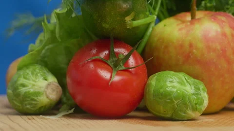 Different Fruits on Turntable with Bluescreen Видео 302916523