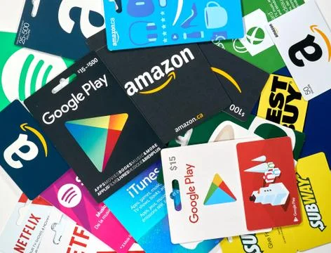 Different gift cards of many brands such as Amazon, Netflix, Xbox, Google Pla Stockfoto's