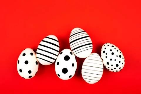 Different graphic hand-painted eggs on bright red background. Foto stock