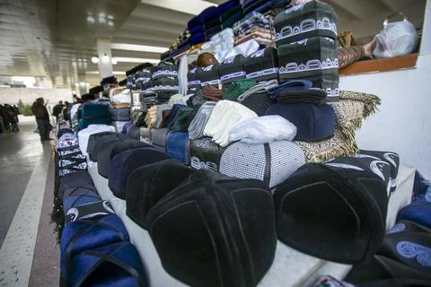 Different headgear in the bazaar. Fotos Stock