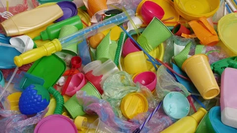 Different household plastic waste. Disposable tableware, plastic food packaging Vídeo Stock 254040396