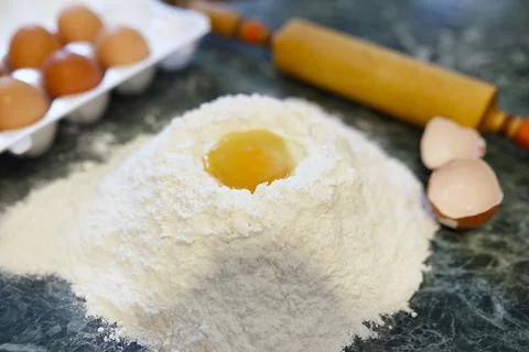 Different ingredients for preparing flour products on kitchen table 库存照片