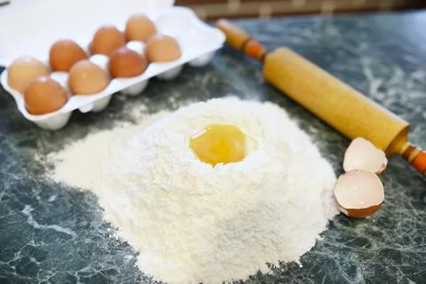 Different ingredients for preparing flour products on kitchen table 库存照片