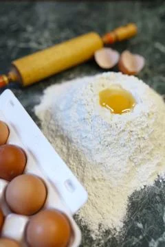 Different ingredients for preparing flour products on kitchen table 库存照片