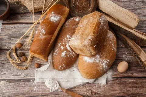 Different kinds of fresh bread as background, top view. Bakery gold rustic cr Foto stock