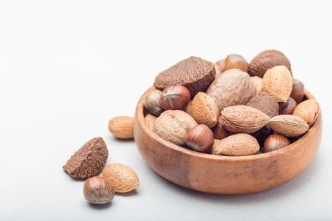 Different kinds of nuts in the shell: hazelnut, walnut, almond and brazil nut Foto stock