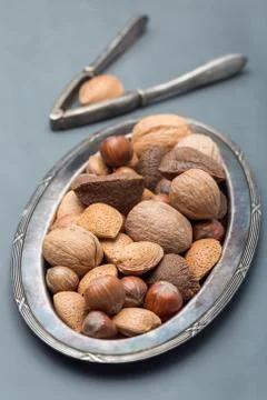Different kinds of nuts in the shell: hazelnut, walnut, almond and brazil nut Foto stock