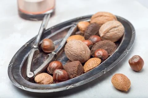 Different kinds of nuts in shell, hazelnut, walnut, almond and brazil nuts Foto stock