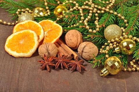 Different kinds of spices, nuts and dried oranges, Christmas decoratio Foto stock