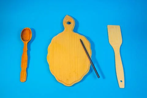 Different kitchen utensils. Kitchen utensils in cup on table against wall. A  Foto stock