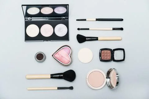 Different makeup brushes and cosmetics Foto stock